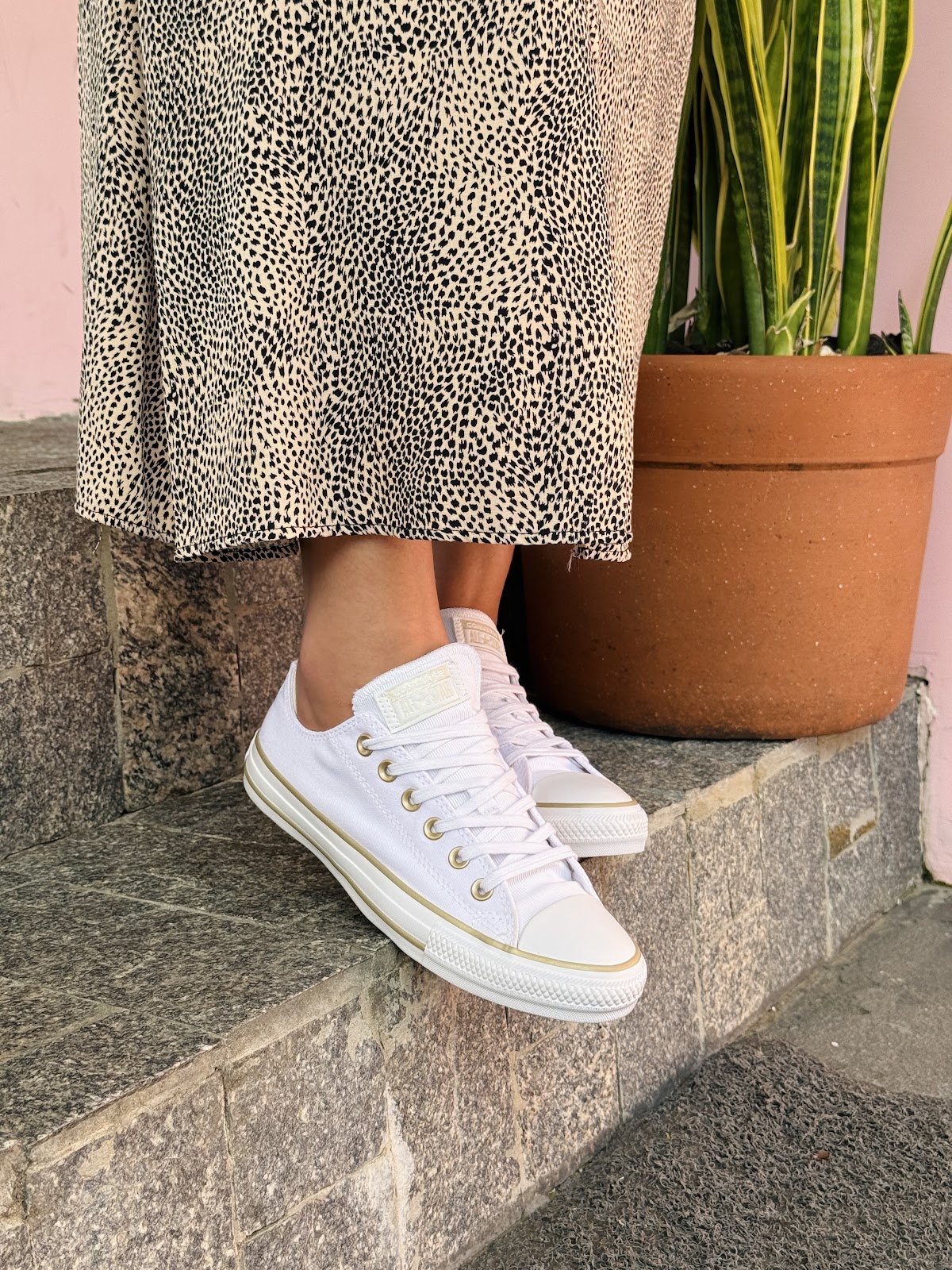 A Tendência do Tênis Feminino Branco e Porque o seu lugar é na Modaum!